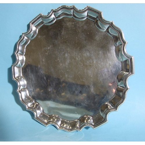 582 - A small three-footed salver with Chippendale border, 21.5cm diameter, London 1913, ___12oz.... 