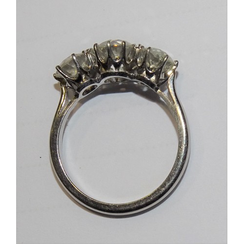 280 - A three-stone diamond ring claw-set brilliant-cut diamonds of approximately 0.65cts, 1.2cts and 0.7c... 