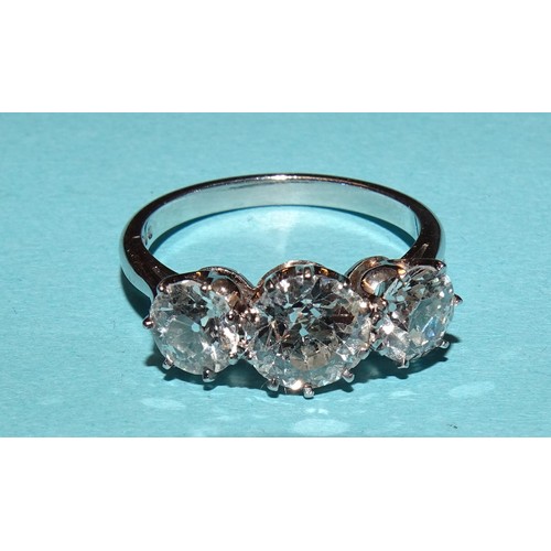 280 - A three-stone diamond ring claw-set brilliant-cut diamonds of approximately 0.65cts, 1.2cts and 0.7c... 