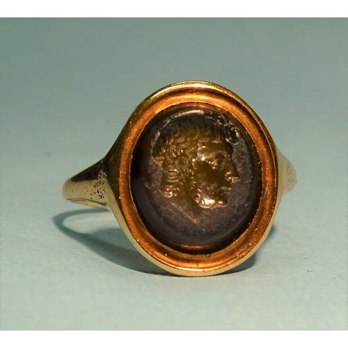 261 - A Georgian gold signet ring set hardstone carved as a cameo of a man's profile, size M, 2.8g.... 