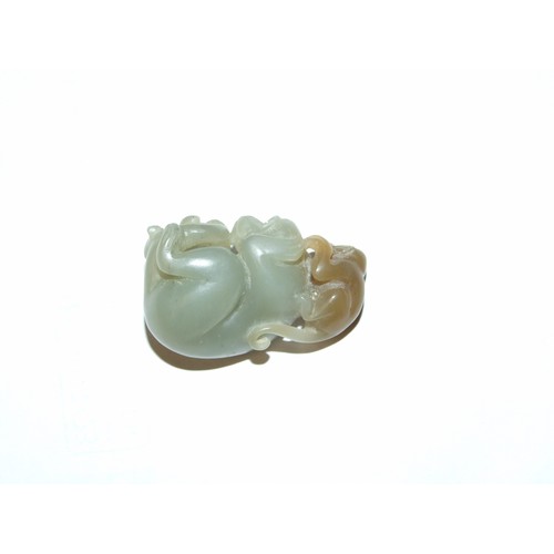 146 - A jade figure of a monkey and juvenile grooming, 4cm high, 2.5cm wide.