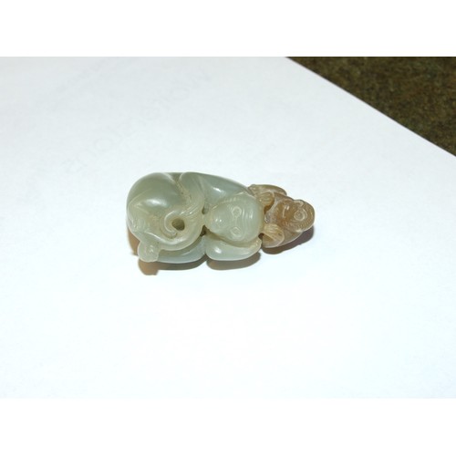 146 - A jade figure of a monkey and juvenile grooming, 4cm high, 2.5cm wide.