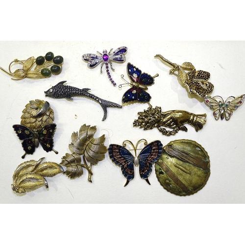 134 - A Trifari leaf brooch and other costume jewellery.