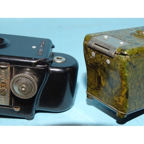 162 - A Coronet Midget green Bakelite camera, (small chip to back corner) and a black Coronet Midget, (chi... 