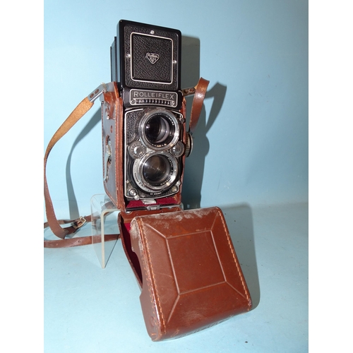 200 - A Rolleiflex 2.8 E2 TLR camera no.2354863, with Carl Zeiss Planar f2.8 80mm lens, in leather case.... 