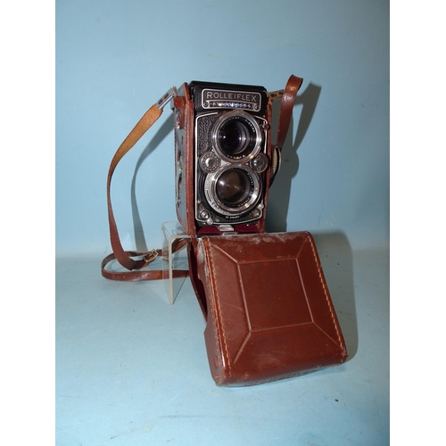 200 - A Rolleiflex 2.8 E2 TLR camera no.2354863, with Carl Zeiss Planar f2.8 80mm lens, in leather case.... 