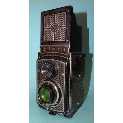 213 - A Rollei Rolleicord Art Deco TLR camera c1930's, serial no.013905? and a Rollei Rolleicord 1A, F&... 