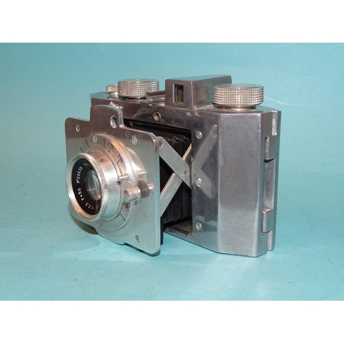 218 - A Gallus Derlux strut-folding camera with aluminium body, serial no.4839 and Gallus Paris Gallix f3.... 