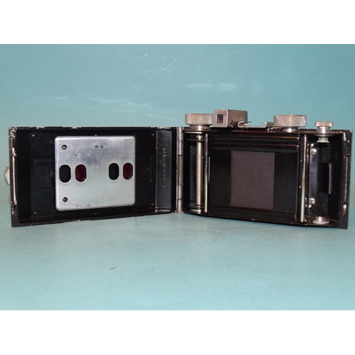 218 - A Gallus Derlux strut-folding camera with aluminium body, serial no.4839 and Gallus Paris Gallix f3.... 