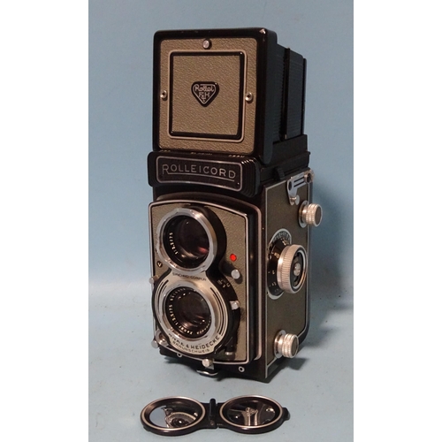 227 - A Rolleicord Vb Type 1 TLR camera, serial no.2632971, with Schneider Kreuznach Xenar f3.5 75mm lens,... 