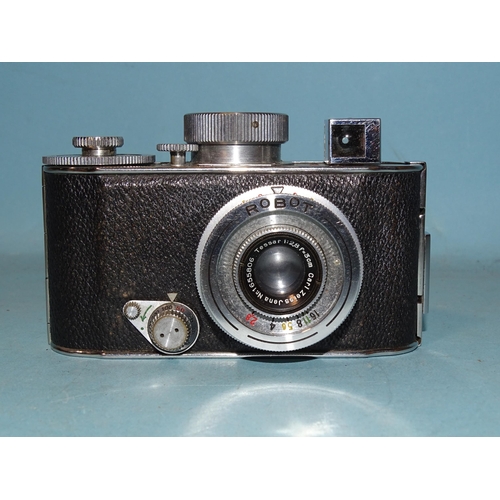 235 - An Otto Berning & Co. Robot I camera, serial No.15997, with Carl Zeiss Jena Tessar f2.8 3cm lens... 