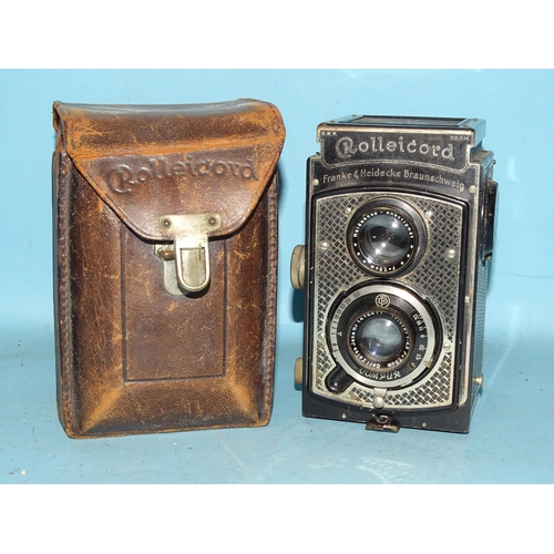 260 - A Rolleicord 1 Art Deco TLR camera with diamond pattern, serial no.014563, with Carl Zeiss Triota f4... 