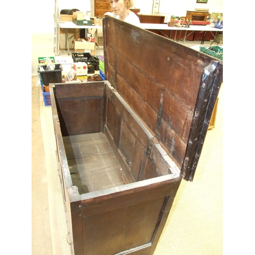 48 - An early-18th century oak mule chest, with hinged lid above three folded panels and two base drawers... 