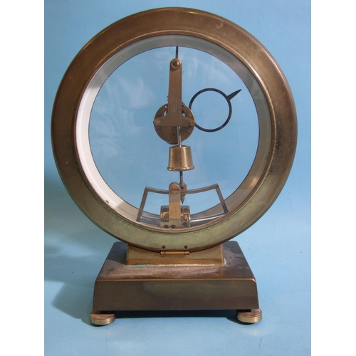 86 - A mid-20th century battery mantel clock, the circular glazed dial with visible pendulum and Roman nu... 