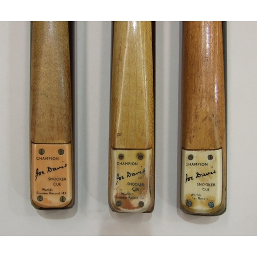 524 - A collection of three Joe Davis 147 Champion snooker cues: 16oz (x2) and one 17oz, all 58'', (3).... 