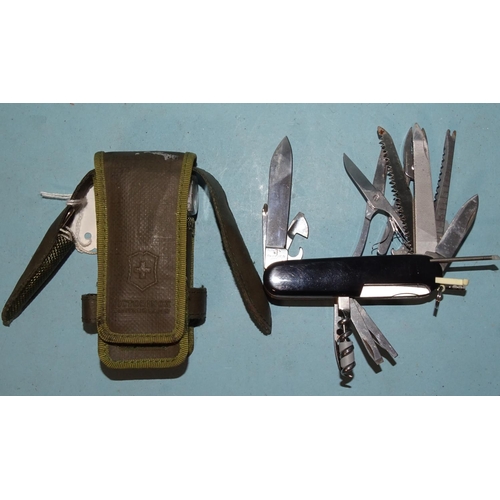 528 - A Victorinox Swiss Army knife with nineteen various tools, in case, with compass, string, etc, (knif... 