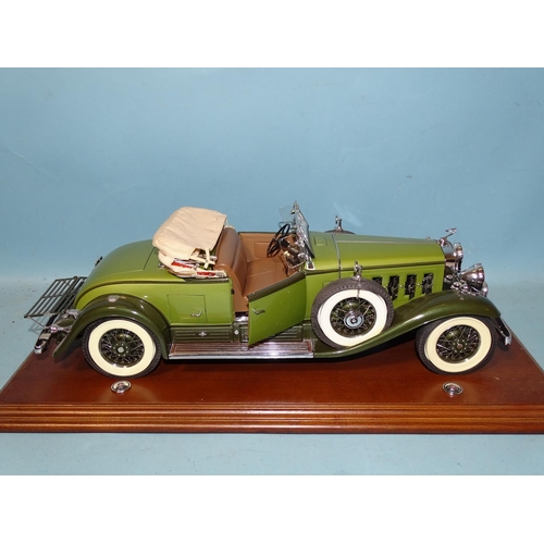 80 - Danbury Mint, Museum Masterpiece, 1930 Cadillac V16 Roadster, serial no.1968, 1:12 scale model, incl... 