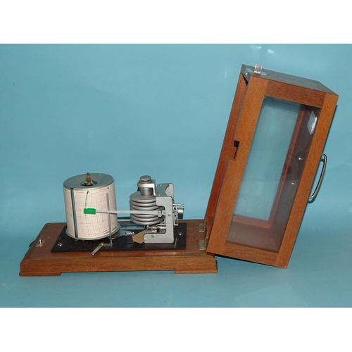 126 - A modern German barograph in wooden case, model 'Feingeratbau' 9362 Drebach/Erzg. type W, 207M 94972... 