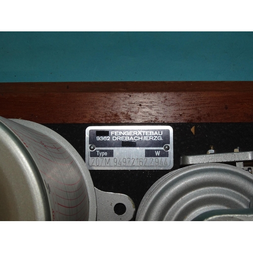 126 - A modern German barograph in wooden case, model 'Feingeratbau' 9362 Drebach/Erzg. type W, 207M 94972... 
