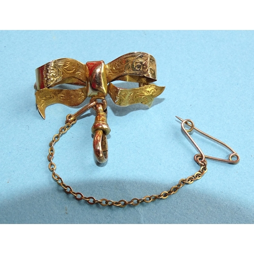 236 - A 15ct yellow gold bow brooch with shackle, 25mm, 2.2g.