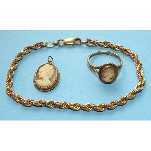 258 - A 9ct gold rope-twist bracelet, a 9ct gold ring set shell cameo and a small cameo pendant, gross wei... 