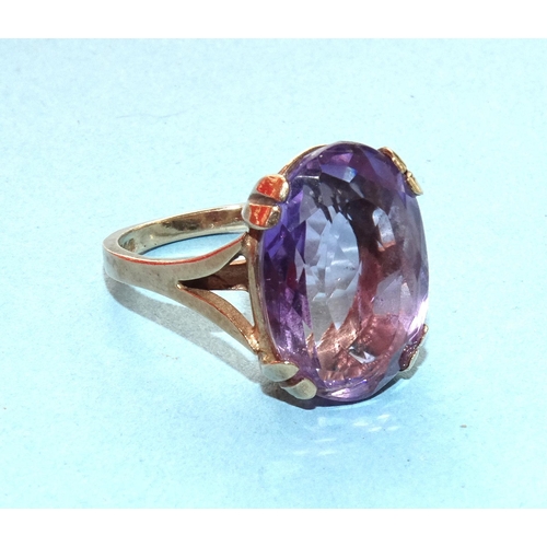 263 - A 9ct gold dress ring set oval amethyst, size N, 5.8g.