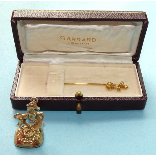 273 - A modern 9ct gold-mounted fob seal in the form of a rearing horse and shield set onyx, 3cm and a sma... 