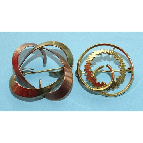 283 - Two 333 standard gold brooches of abstract design, 8.9g, (2).
