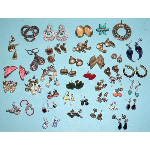 166 - A quantity of costume jewellery, including a Sara Coventry brooch.