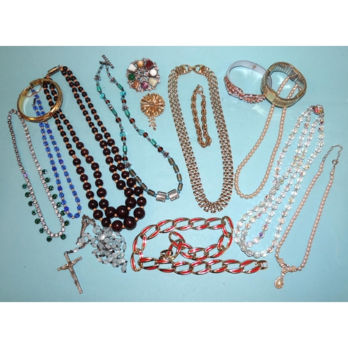 166 - A quantity of costume jewellery, including a Sara Coventry brooch.