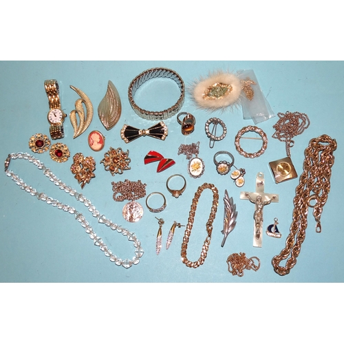 166 - A quantity of costume jewellery, including a Sara Coventry brooch.