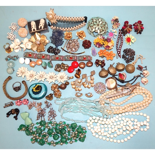 168 - A quantity of costume jewellery.