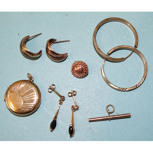 186 - A 9ct gold (front & back) circular locket, a 9ct gold T-bar and single earring, total weight 4.9... 