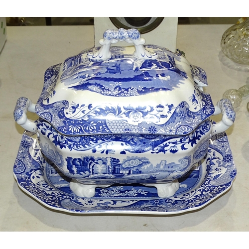 30 - A Spode Italian pattern large tureen and cover on stand, with black printed mark beneath, the stand ... 