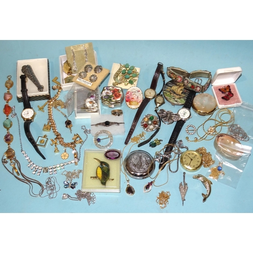 171 - A quantity of vintage brooches and other costume jewellery, compacts, watches, etc.