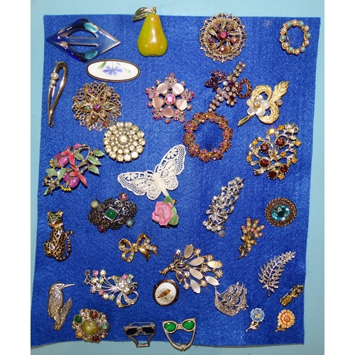 171 - A quantity of vintage brooches and other costume jewellery, compacts, watches, etc.