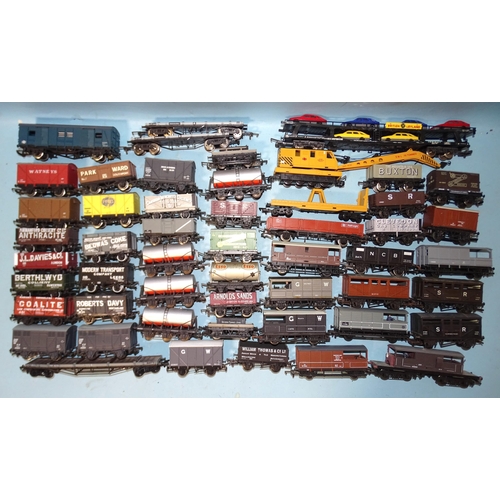 380 - OO gauge, unboxed goods rolling stock by Bachmann, Wrenn, Hornby, Dapol, Lima and Triang, including ... 