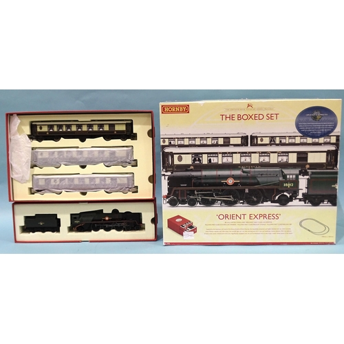 385 - Hornby OO gauge, R1038 'Orient Express', boxed set, containing 4-6-2 BR Merchant Navy Class locomoti... 