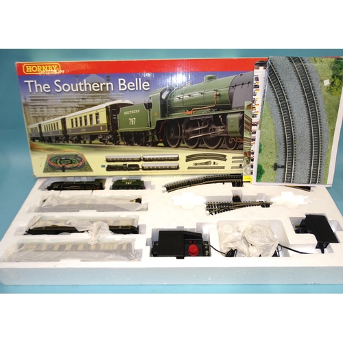 386 - Hornby OO gauge, R1118 Southern Belle train set containing 4-6-0 SR King Arthur Class locomotive 'Si... 