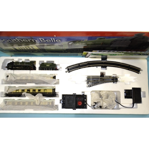 386 - Hornby OO gauge, R1118 Southern Belle train set containing 4-6-0 SR King Arthur Class locomotive 'Si... 