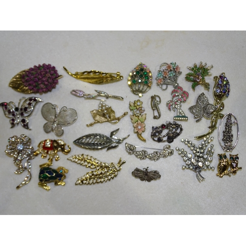 170 - Twenty-five costume brooches.