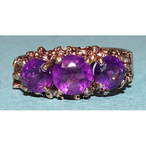 188 - A 9ct gold ring claw-set three graduated amethysts, size Q, 4.1g.