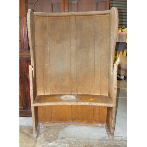 108 - An early grained pine farmhouse settle of slightly-curved shape, 108cm wide, 166cm high, 52cm floor ... 