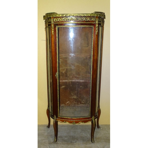 106 - A 20th century gilt-metal-mounted vitrine, the marble galleried top above a slightly-bowed door flan... 