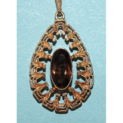 102 - A 9ct gold pendant set smoky quartz, on 9ct gold neck chain, 9.6g.    ... 