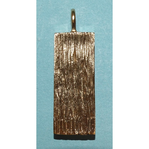 18 - A 9ct gold ingot pendant, 24.3g.