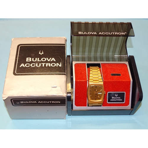 329 - A 1970's Bulova Accutron 2313 wrist watch, the gilt dial with day/date aperture and baton numerals, ... 