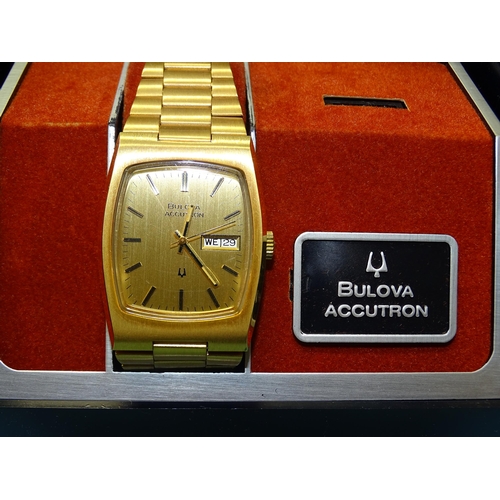 329 - A 1970's Bulova Accutron 2313 wrist watch, the gilt dial with day/date aperture and baton numerals, ... 