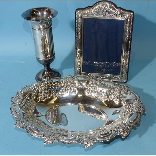 471 - An Edwardian silver oval stand with embossed and pierced decoration, 24.5 x 18.5cm, Birmingham 1902,... 