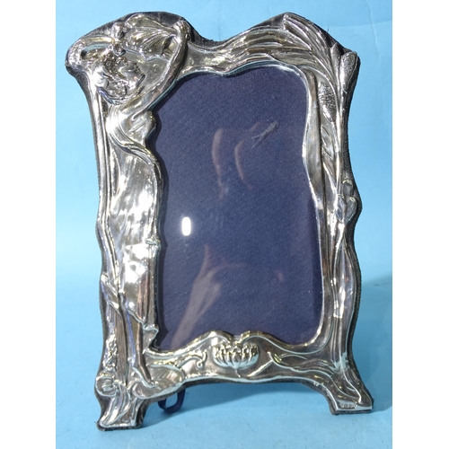 476 - A modern silver photo frame in the Art Nouveau style, 22 x 16cm, London 1990, maker David Richards &... 